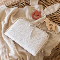 Carré Blanc Protège carnet de santé Merveille écru|Enfant Accessoires|Nouveautés Bébénew
